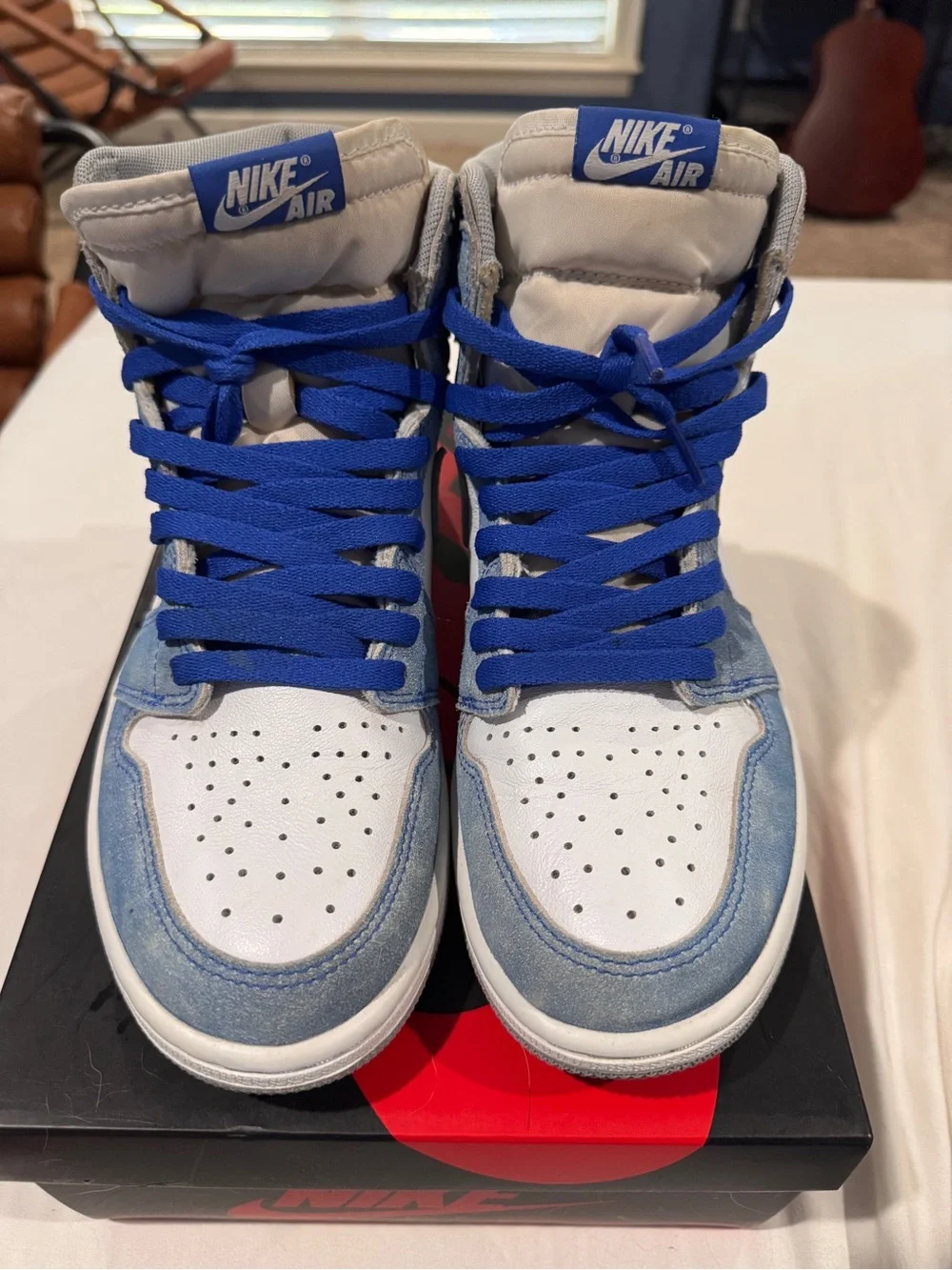 Size 9. 5- Jordan 1 Retro OG High Hyper Royal (WITH BOX, EXCELLENT CONDITION) #s